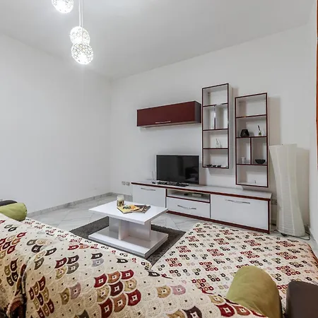 Апартаменты Mbreti Monun *